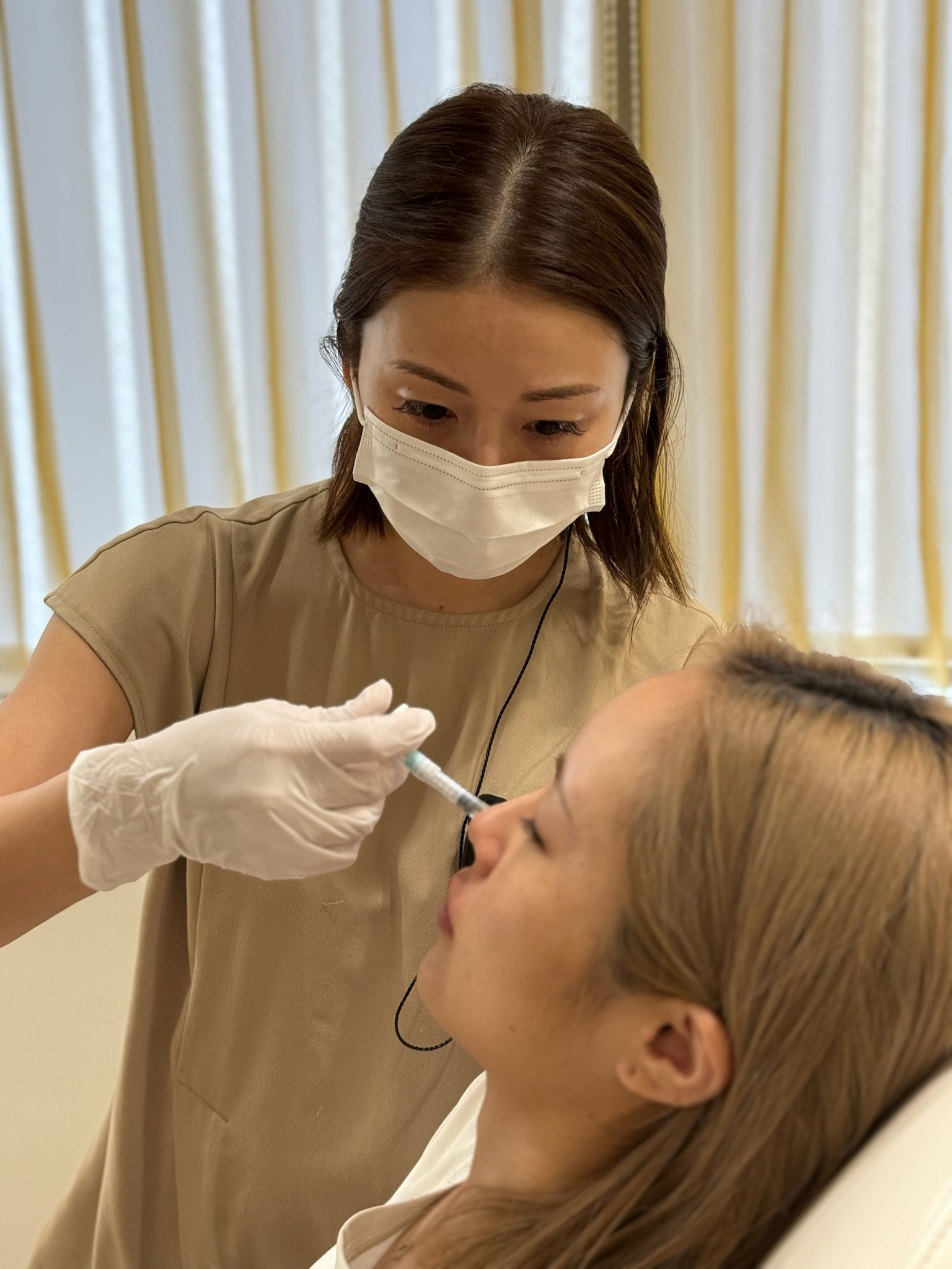 ヒアルロン酸を頬へ注入すると得られる効果は？注意点も徹底解説