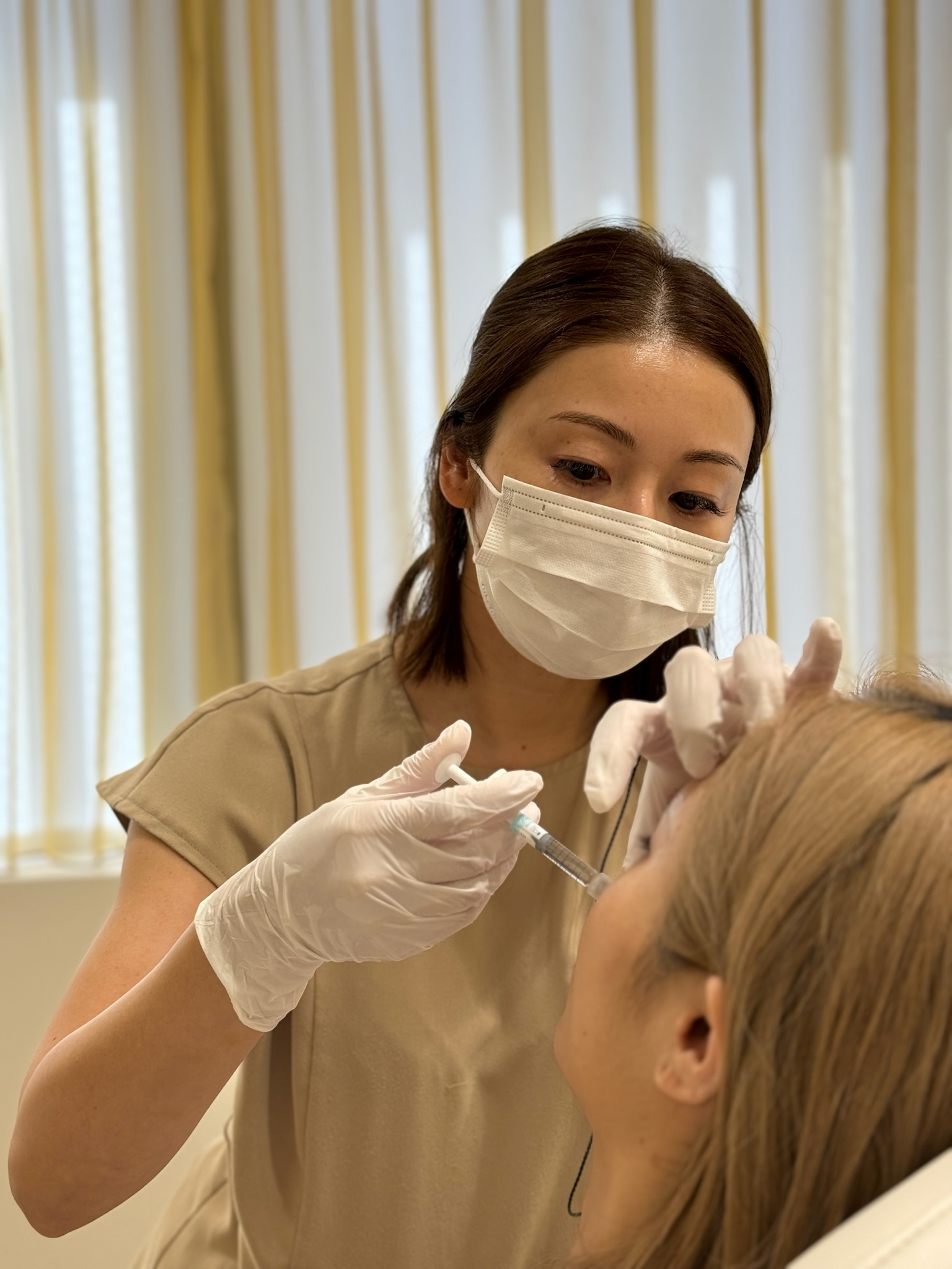 ヒアルロン酸を頬へ注入すると得られる効果は？注意点も徹底解説