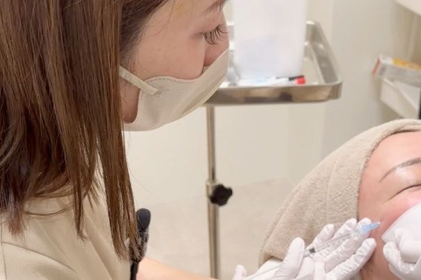 ヤヨイクリニックの女性医師が患者の右頬にリジュラン注射を打つ様子
